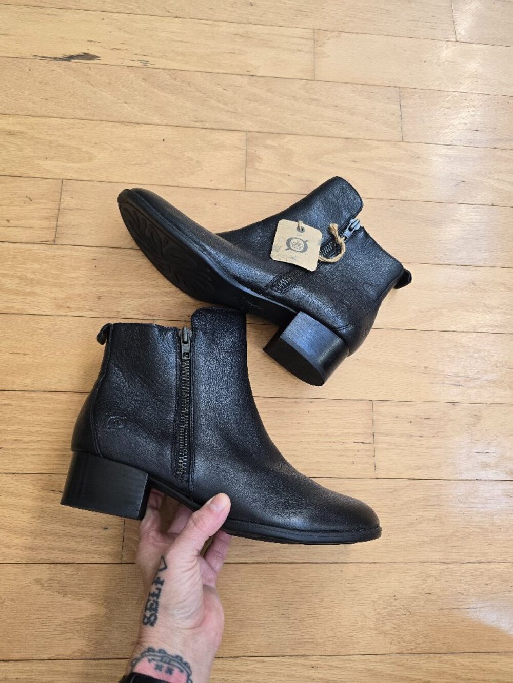 Born | Landa monochrome black almond toe Chelsea boots | WMS 10